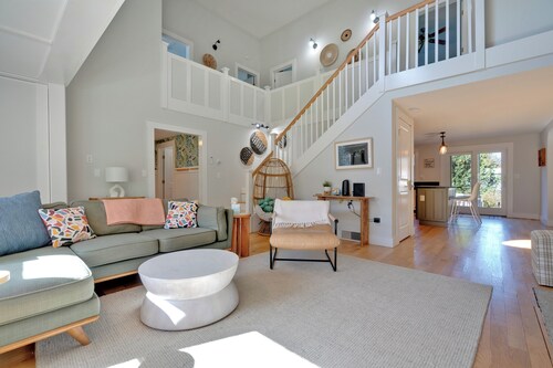 Walk to Long Sands Beach| Private Pool| Dogs Welcome | First Floor King Bedroom