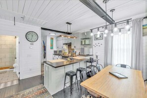 Dining - The Unsinkable Mary-The Orignal Beach Bungalow! (Carolina Beach)
