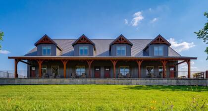 James River Waterfront Ozarks Rental • Kayak, Fish, Relax! • Unit 1