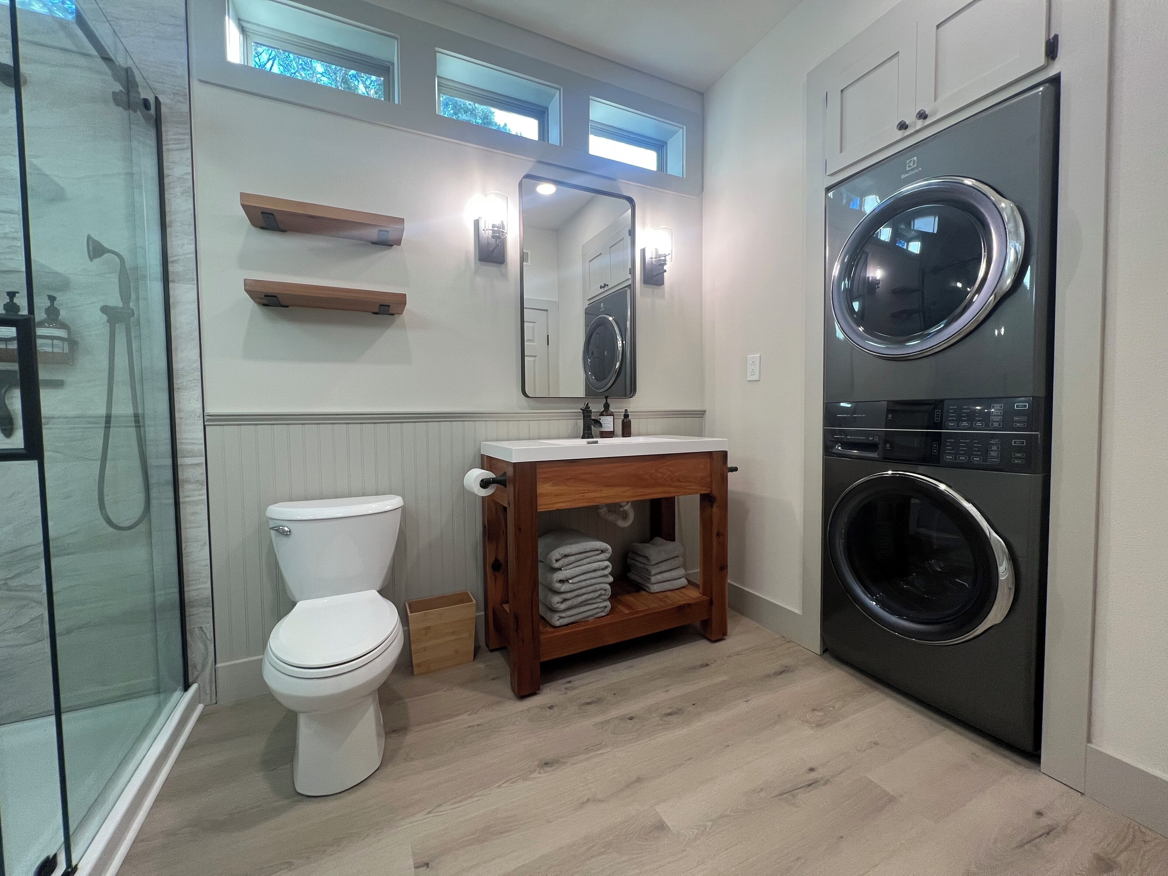 Douche, sèche-cheveux, serviettes fournies, savon