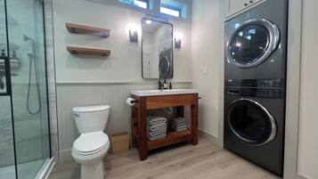 Douche, sĂšche-cheveux, serviettes fournies, savon