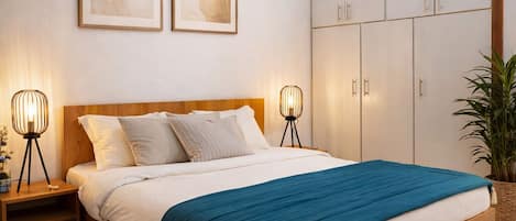Deluxe Studio Suite, Balcony, Bay View | Laptop workspace, free WiFi, bed sheets