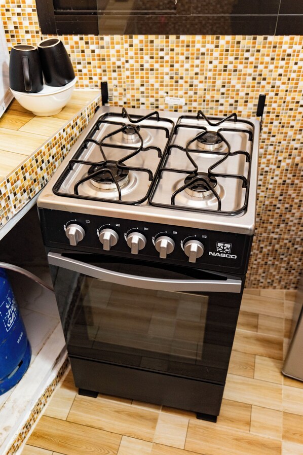 Suite estudio Elite | Cocina privada | Refrigerador, microondas y parrilla de estufa 