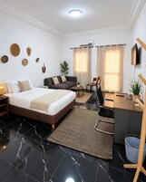 Espacio para trabajar con laptop, wifi gratis y ropa de cama