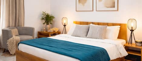 Deluxe Studio Suite, Balcony, Bay View | Laptop workspace, free WiFi, bed sheets