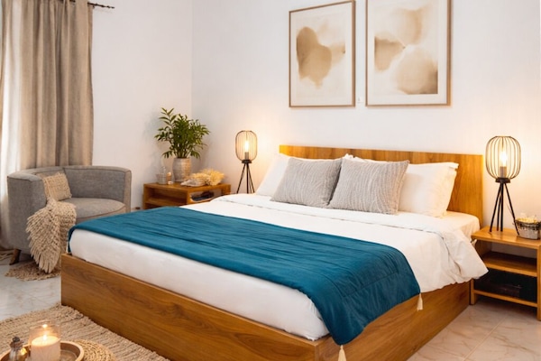 Suite estudio Deluxe, balcón, vista a la bahía | Espacio para trabajar con laptop, wifi gratis y ropa de cama