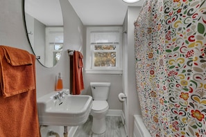 Secadora de cabello, toallas, jabón, papel de baño