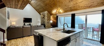 Just minutes from Beech Mtn Ski Resort /Townhome /Fire Pit & Fireplace / Pets OK