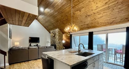 Just minutes from Beech Mtn Ski Resort /Townhome /Fire Pit & Fireplace / Pets OK