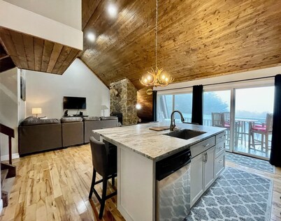 Just minutes from Beech Mtn Ski Resort /Townhome /Fire Pit & Fireplace / Pets OK