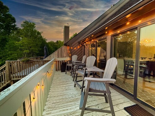 Just minutes from Beech Mtn Ski Resort /Townhome /Fire Pit & Fireplace / Pets OK