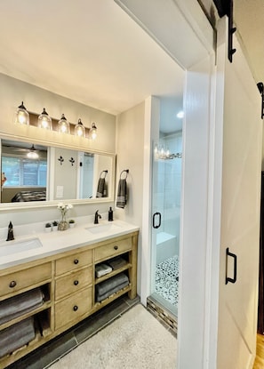 Shower, hair dryer, towels, soap - Just minutes from Beech Mtn Ski Resort /Townhome /Fire Pit & Fireplace / Pets OK (Beech Mountain)