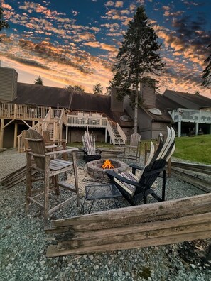 Terrace/patio - Just minutes from Beech Mtn Ski Resort /Townhome /Fire Pit & Fireplace / Pets OK (Beech Mountain)