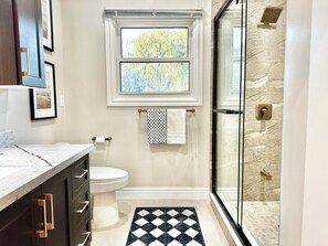 Dusche, Haartrockner, Handtücher, Seife