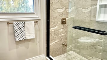 Douche, sĂšche-cheveux, serviettes fournies, savon
