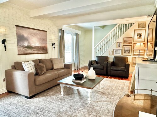 Cozy 3 Bedroom Home Neighbouring Dagmar Ski Resort. Only 1 Hour from Toronto.