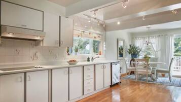 Micro-ondes, four, plaque de cuisson, lave-vaisselle