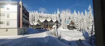 Ski In/Ski Out 1 Bedroom fully renovated condo right in Big White Ski Resort