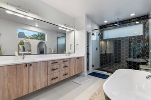 Shower, hair dryer, bidet, towels - Spacious LoHi Home With Denver Skyline Rooftop Views (Denver)