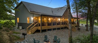 Riverfront Cabin~Sleeps 18~Private River Boat Ramp~20 Min drive Lake Cumberland