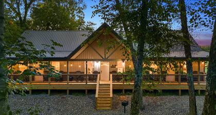 Riverfront Cabin~Sleeps 18~Private River Boat Ramp~20 Min drive Lake Cumberland