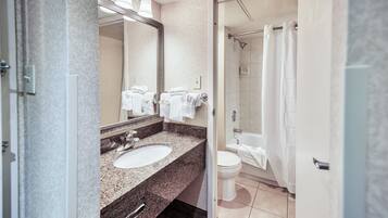 Secadora de cabello, toallas, jabón, papel de baño