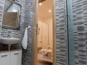 Suihku, hiustenkuivaaja, pyyhkeet