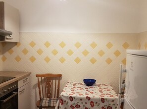 Réfrigérateur, four, plaque de cuisson, cafetiÚre/bouilloire