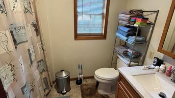 Douche, serviettes fournies, savon, papier toilette