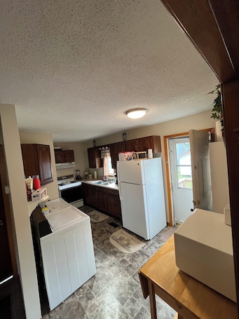 Fridge, microwave, oven, stovetop. Walking distance to gas station, riding passes, and the famous Sherry Bo’s diner