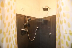 Phòng dành cho gia đình, quang cảnh vườn | Phòng tắm | Buồng tắm vòi sen, xà phòng, dầu gội, giấy vệ sinh 