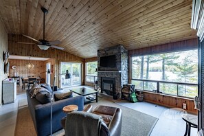 Televisión y chimenea