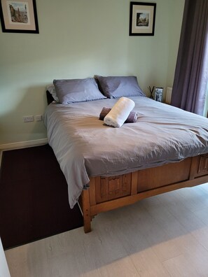 1 bedroom, iron/ironing board, WiFi, bed sheets - Nice ensuite room with Juliet balcony (Basingstoke)