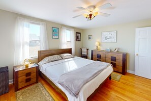 2 bedrooms, travel cot, Internet, bed sheets - Cozy cottage steps to the beach with patio, W/D, & partial AC (North Truro)