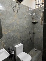 别墅, 露台, 泳池景观 | 浴室 | 免费洗浴用品、肥皂、洗发水、卫生纸