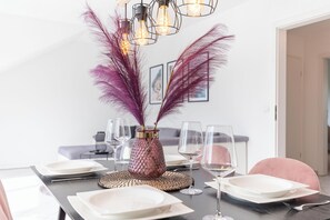 Dining - Apartment Gladbeck Large 2-room apartment with balcony near MoviePark & Arena AufSchalke (Gladbeck)