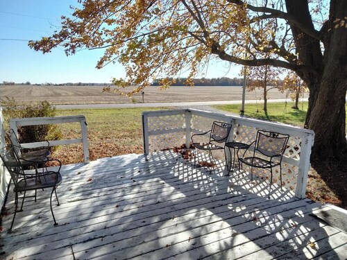 Charming 3-bedroom farmhouse with WiFi, AC in quaint Warren