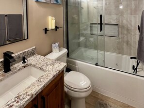 Secador de cabelo, toalhas de banho