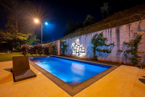 10 piscines extérieures, parasols de plage, chaises longues