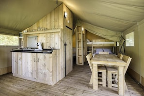 A tented accommodation with a kitchenette, a dining table, and bunk beds. - Arden Parks Signy L'Abbaye (Signy-l'Abbaye)
