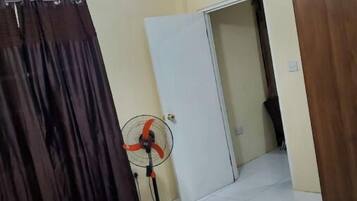 1 Schlafzimmer, BĂŒgeleisen/BĂŒgelbrett, WLAN, BettwĂ€sche