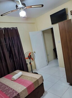 1 habitación, tabla de planchar con plancha, wifi y ropa de cama 