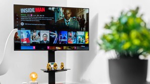 Televisió que mostra una pel·lícula anomenada "Inside Man" amb una qualificació del 92% i una durada de 2h 8m.