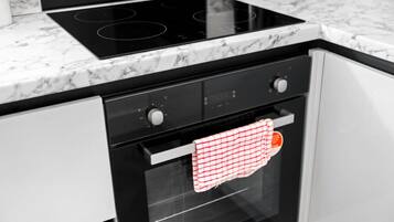 Kühlschrank, Mikrowelle, Ofen, Kochgeschirr/Geschirr/Besteck