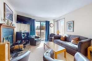 Televisie, een open haard en een dvd-speler