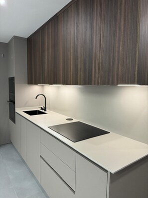 Mikrowelle, Ofen, Herdplatte, Geschirrspüler