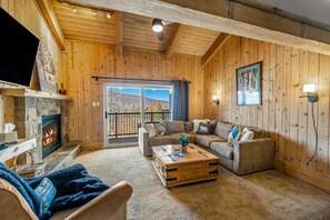 Fireplace - ⭐️ LARGE DECK + FIREPLACE ⎮ Hot Tubs- Walk to Mtn ⎮ (Steamboat Springs)