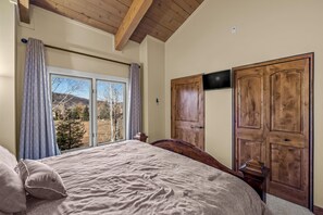 3 bedrooms, free WiFi, bed sheets - ⭐️ LARGE DECK + FIREPLACE ⎮ Hot Tubs- Walk to Mtn ⎮ (Steamboat Springs)
