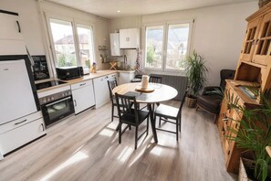 Réfrigérateur, four à micro-ondes, un four, surface de cuisson