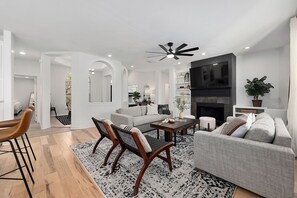 スマートテレビ、卓球台、ステレオ